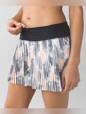 Lululemon Pleat To Street Skirt II Mini Art Pop White Multi / Black size 6